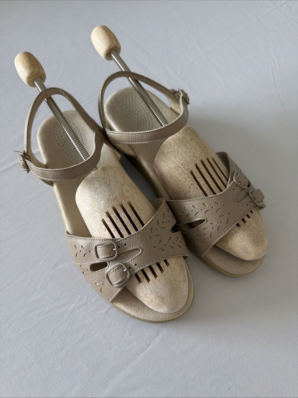 SAS Leather Comfort Sandals Womens Sz 9.5 W Wide Tan Adjustable Low Heel USA EUC - Picture 2 of 13